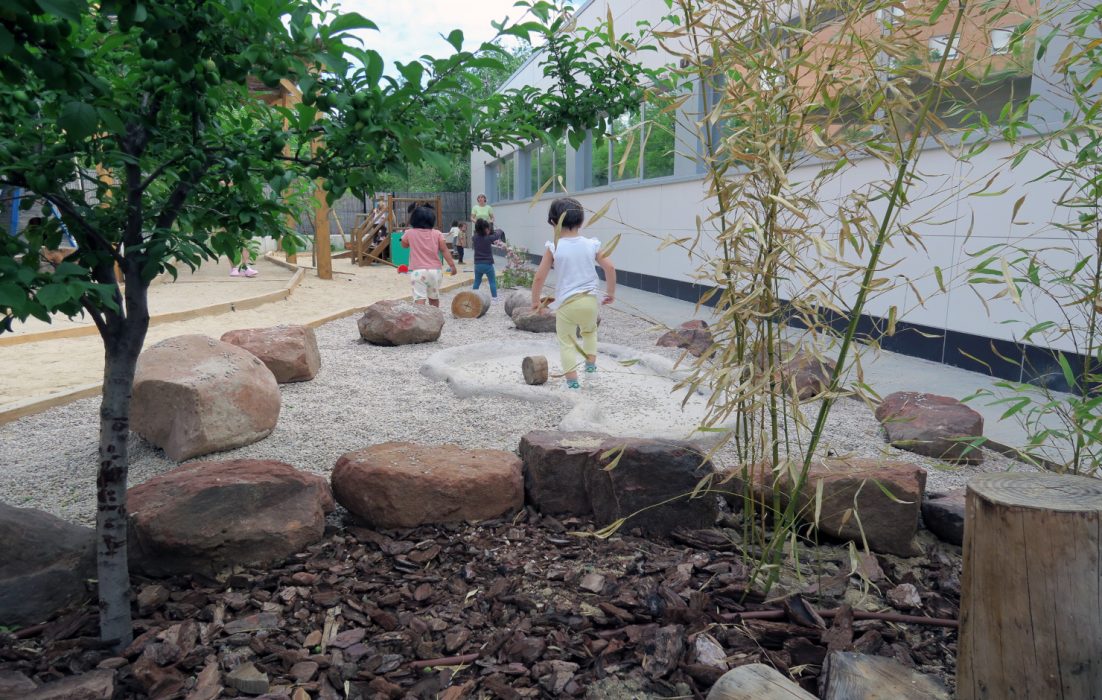 Corteza de pino y arena de sílice para la naturalización de patios escolares